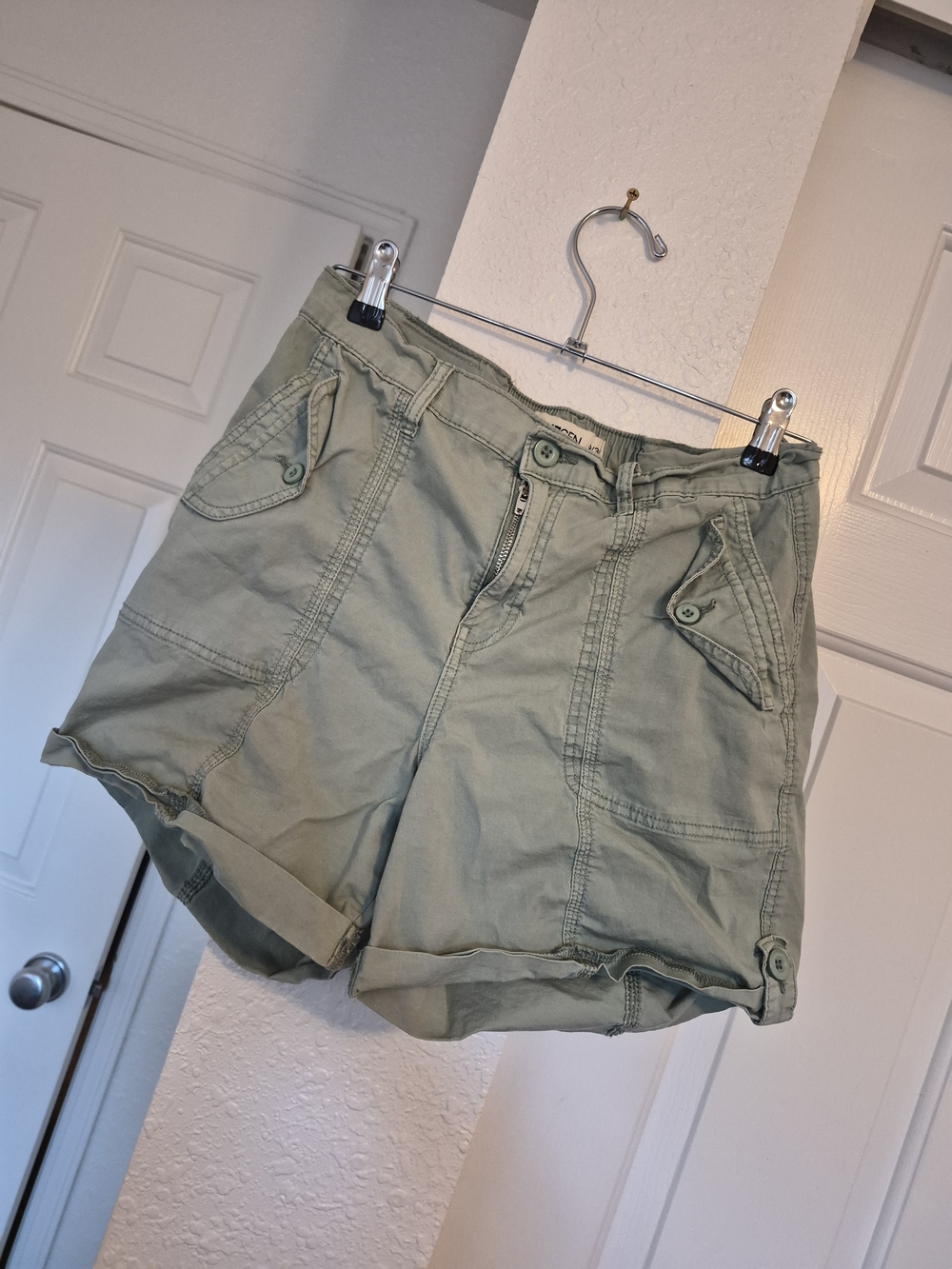 Women's Utility Cargo Shorts in Light Sage